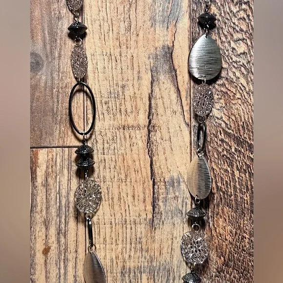 Elegant Silver and Black Necklace B7 - Picture 4 of 4